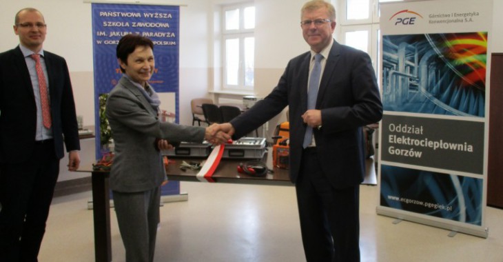 PGE GiEK SA funduje studentom aparaturę pomiarową PGE GiEK SA funduje studentom aparaturę pomiarową