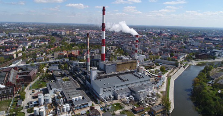Wrocław: Rozpoczyna się rozbiórka 120-metrowego komina elektrociepłowni Wrocław: Rozpoczyna się rozbiórka 120-metrowego komina elektrociepłowni