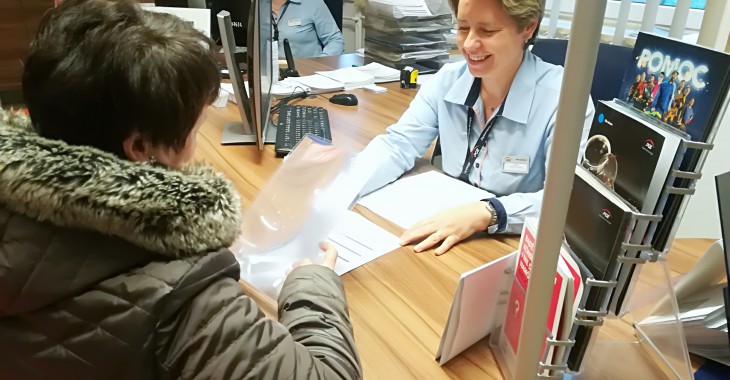 Biura Obsługi Klienta PGE wprowadzają udogodnienia dla osób starszych i niedowidzących Biura Obsługi Klienta PGE wprowadzają udogodnienia dla osób starszych i niedowidzących