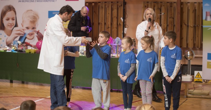 Energetycy przekazują szkołom książki edukacyjne Energetycy przekazują szkołom książki edukacyjne