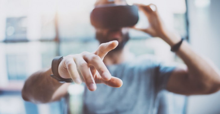 Branża szkoleniowa coraz chętniej sięga po technologię VR. W wirtualnym świecie nauczy, jak przeprowadzić zwalnianie pracowników Branża szkoleniowa coraz chętniej sięga po technologię VR. W wirtualnym świecie nauczy, jak przeprowadzić zwalnianie pracowników