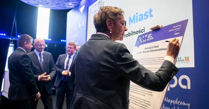 Miasta podpisały deklarację na rzecz rozwoju elektromobilności Miasta podpisały deklarację na rzecz rozwoju elektromobilności