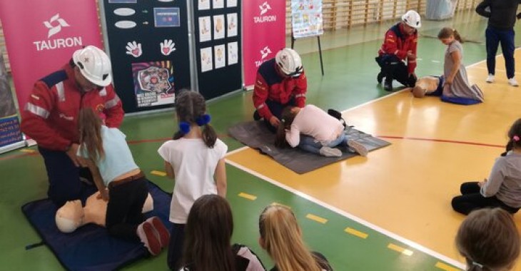 Ratownicy górniczy uczą dzieci jak ratować życie Ratownicy górniczy uczą dzieci jak ratować życie