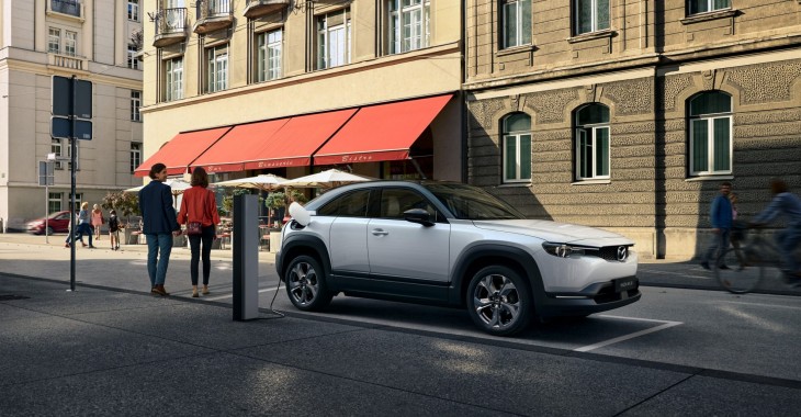 Mazda wprowadza na rynek samochód całkowicie elektryczny Mazda wprowadza na rynek samochód całkowicie elektryczny