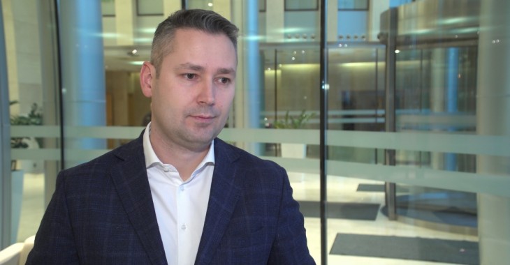 Konsumenci czekają na uruchomienie dopłat do elektrycznych aut. Rozszerzenie ich na firmy mogłoby trzy razy mocniej rozpędzić rynek Konsumenci czekają na uruchomienie dopłat do elektrycznych aut. Rozszerzenie ich na firmy mogłoby trzy razy mocniej rozpędzić rynek