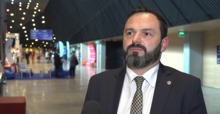 Duże zmiany w energetyce wiatrowej. Turbiny staną bliżej zabudowań, a w Gdyni powstanie terminal do budowy farm morskich Duże zmiany w energetyce wiatrowej. Turbiny staną bliżej zabudowań, a w Gdyni powstanie terminal do budowy farm morskich