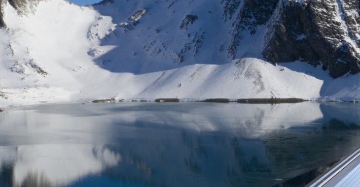 Axpo i IWB zbudują elektrownię słoneczną na zaporze Mutsee w Alpach szwajcarskich. Axpo i IWB zbudują elektrownię słoneczną na zaporze Mutsee w Alpach szwajcarskich.