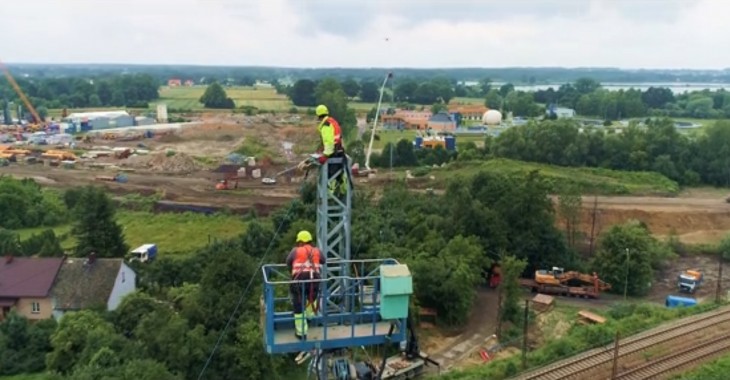TAURON używa dronów do budowy linii wysokiego napięcia