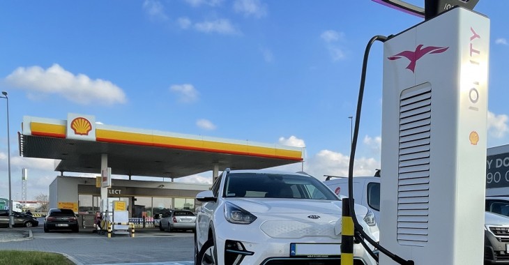 Shell i IONITY rozwijają sieć stacji dużej mocy do ładowania pojazdów elektrycznych