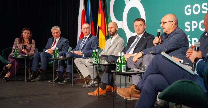 Rozmowy o relacjach transgranicznych w pobliżu Kopalni Turów podczas pierwszego panelu II edycji Debaty na Trójstyku Rozmowy o relacjach transgranicznych w pobliżu Kopalni Turów podczas pierwszego panelu II edycji Debaty na Trójstyku