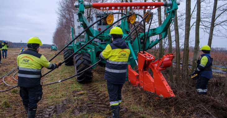 Pierwsza w Polsce maszyna do kablowania sieci energetycznych przyspieszy inwestycje PGE Pierwsza w Polsce maszyna do kablowania sieci energetycznych przyspieszy inwestycje PGE